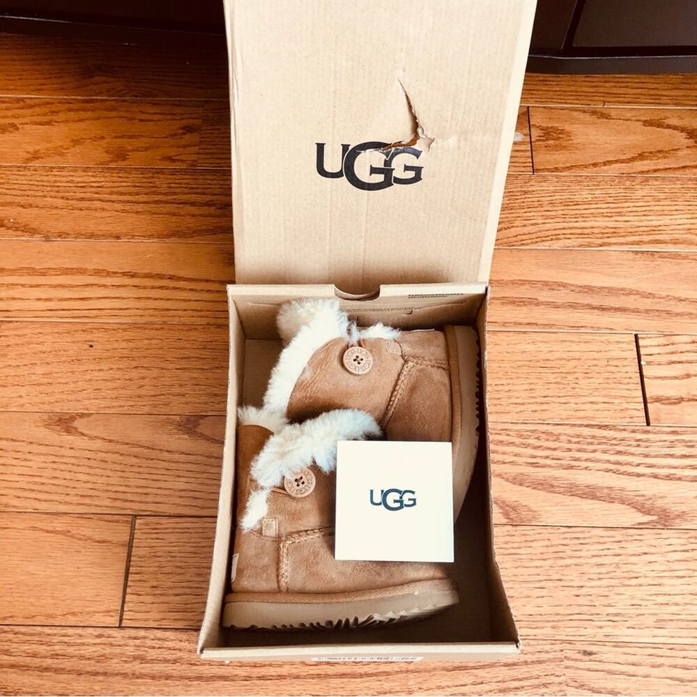 UGG Unisex-Child T Bailey Button II Tan Sheepskin Boots Wool Trim Girl’s Size 6 - Picture 2 of 12